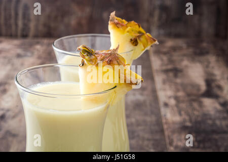 Pina Colada cocktail auf hölzernen Hintergrund Stockfoto