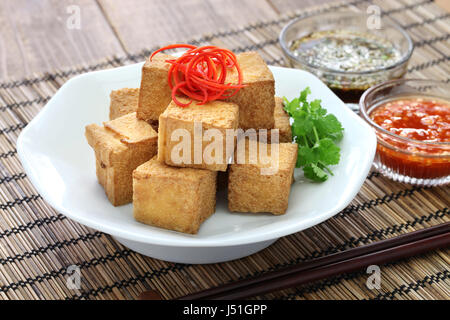 Gebratener Tofu mit DIP-sauce Stockfoto