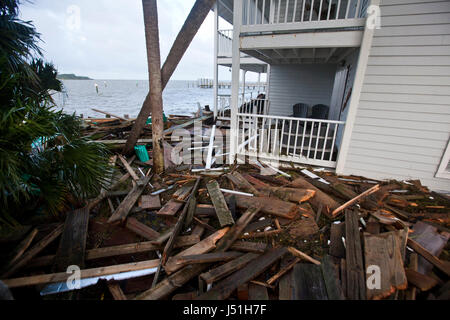 Sturm Schutt aufgetürmt gegen Island Ort Eigentumswohnungen in Cedar Key Florida nach Hurrikan Hermine Stockfoto