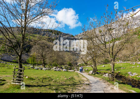 Fußweg zur Malham Cove neben Malham Beck, Malham, Malhamdale, Yorkshire Dales National Park, North Yorkshire, England, UK. Stockfoto