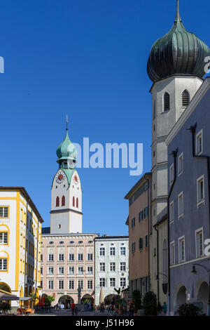 Straße Heilig-Geist-Straße, Blick auf Platz Max-Josefs-Platz, links Kirche St. Nikolaus, rechts Kirche Heilig-Geist-Kirche, Rosenheim, Oberbayern, obere Stockfoto