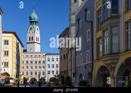 Straße Heilig-Geist-Straße, Blick auf Platz Max-Josefs-Platz, links Kirche St. Nikolaus, rechts Kirche Heilig-Geist-Kirche, Rosenheim, Oberbayern, obere Stockfoto