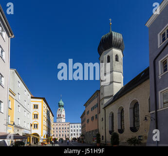 Straße Heilig-Geist-Straße, Blick auf Platz Max-Josefs-Platz, links Kirche St. Nikolaus, rechts Kirche Heilig-Geist-Kirche, Rosenheim, Oberbayern, obere Stockfoto