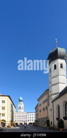 Straße Heilig-Geist-Straße, Blick auf Platz Max-Josefs-Platz, links Kirche St. Nikolaus, rechts Kirche Heilig-Geist-Kirche, Rosenheim, Oberbayern, obere Stockfoto