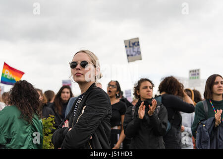 Bedford, UK. 15. Mai 2017. Eine Frau bei einem Protest gegen UK Haft Einwanderungspolitik, außerhalb Yarl es Wood Immigration Removal Centre. Hunderte von Demonstranten demonstrierten vor dem Yarl Holz Zentrum, treten und schlagen der Umzäunung und nannte das Zentrum geschlossen werden. Bildnachweis: Jacob Sacks-Jones/Alamy Live-Nachrichten. Stockfoto