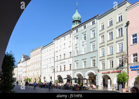 wichtigsten Platz Max-Josefs-Platz, Kirche St. Nikolaus, Restaurant, Rosenheim, Oberbayern, Oberbayern, Bayern, Bayern, Deutschland Stockfoto