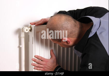 Mechaniker, die Überprüfung des Heizkörpers Stockfoto