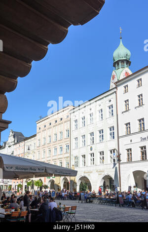 wichtigsten Platz Max-Josefs-Platz, Kirche St. Nikolaus, Restaurant, Rosenheim, Oberbayern, Oberbayern, Bayern, Bayern, Deutschland Stockfoto