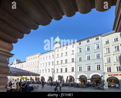 wichtigsten Platz Max-Josefs-Platz, Kirche St. Nikolaus, Restaurant, Rosenheim, Oberbayern, Oberbayern, Bayern, Bayern, Deutschland Stockfoto