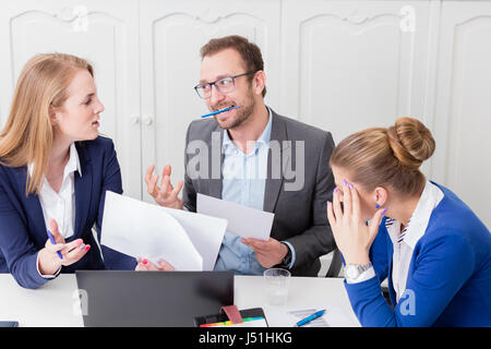 Geschäftsmann nicht zufrieden mit dem Vorschlag seines Kollegen auf einer Sitzung Stockfoto