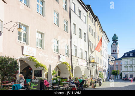 quadratische Ludwigsplatz, Kirche St. Nikolaus, Restaurant, Rosenheim, Oberbayern, Oberbayern, Bayern, Bayern, Deutschland Stockfoto