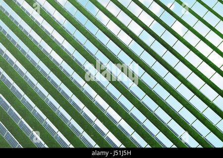 3D-Illustration Reflexion der Wolken auf die Photovoltaik-Zellen. Blaue Sonnenkollektoren auf dem Rasen. Alternative Stromquelle Konzept. Öko-Energie, saubere Energie Stockfoto