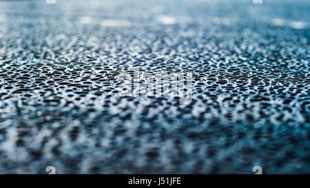 Wassertropfen auf schwarz, die Wassertropfen auf der Oberfläche. Zusammenfassung Hintergrund Stockfoto