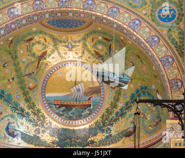 Ex-Voto Angebot eines Segelschiffs hängt in Notre-Dame De La Garde, die römisch-katholische Basilika, die über die französische Stadt Marseille Webstühle. Stockfoto