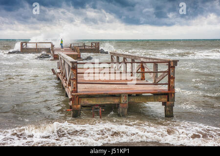 Rom - 10. November 2014: Eine hölzerne Brücke in der Nähe der Küste des Mittelmeers Stockfoto