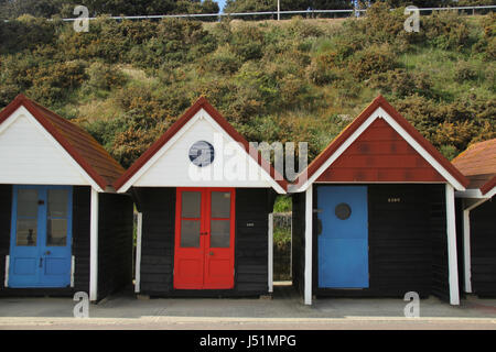 Bournemouth, UK - 11 Mai: ein Array von Strandhütten befindet sich am Strand von Bournemouth. Gesamtansicht von der Küstenstadt Bournemouth in Dorset, England. © David Mbiyu/Alamy Live-Nachrichten Stockfoto