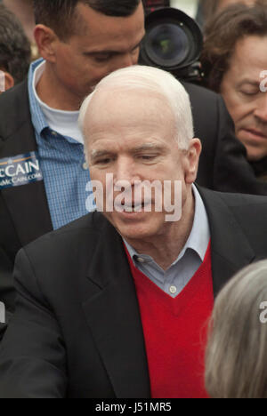 KEENE, NH / USA - 7. Januar 2008: US-Senator John McCain spricht mit Anhängern auf ein Outdoor-Kundgebung am letzten Tag vor der 2008 NH primäre. Stockfoto