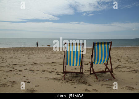 Bournemouth, UK - 13 Mai: Liegestühle am Strand von Bournemouth. Gesamtansicht von der Küstenstadt Bournemouth in Dorset, England. © David Mbiyu/Alamy Live-Nachrichten Stockfoto