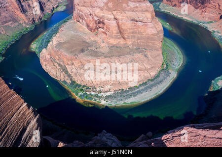 Berühmte Horseshoe Bend Szenische Luftlandschaftsansicht Von Oben. Schlängelnde Colorado River und Grand Canyon Rock Walls in der Nähe von Page Arizona USA Stockfoto