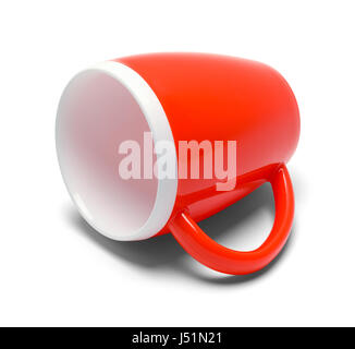 Rote Kaffeetasse, Isolated on White Background umgestoßen. Stockfoto