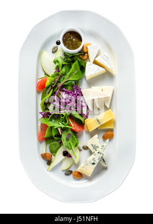 Auswahl von verschiedenen Arten von Käse mit grünen und Frucht. mit Freistellungspfad, Ansicht von oben. Stockfoto