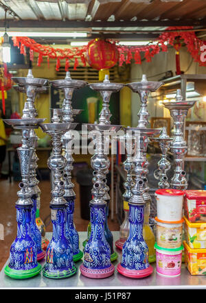 Türkische Wasserpfeifen, auch genannt Shisha, Sheesha oder Hookah, stehen zum Verkauf an einen Kreditor Stand in Kuala Lumpur, Malaysia. Stockfoto