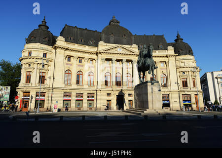 Die zentrale Universitätsbibliothek und die Statue von König Carol I. von Rumänien. Stockfoto