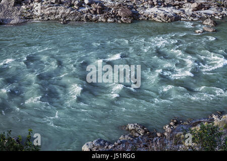 Der Lauf des Flusses Ganges große in der Nähe der Stadt Rishikesh. Indien Stockfoto