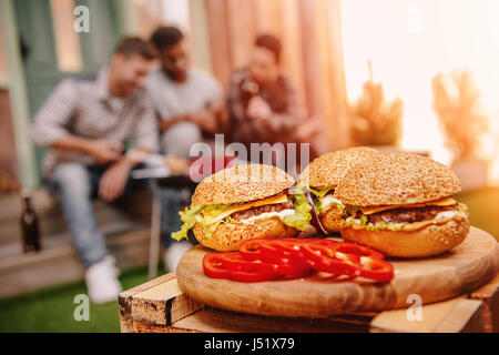 Nahaufnahme der frische leckere hausgemachte Hamburger auf Holzbrett Stockfoto