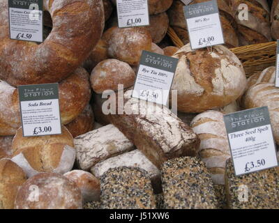 Auswahl an verschiedenen Broten und Brot vom Laib entfernt auf dem Display an Borough Market, London Stockfoto