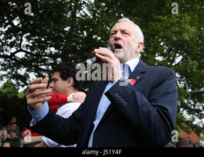 Labour Party Leader Jeremy Corbyn Redebeitrag im Brudenell Social Club in Leeds bei den allgemeinen Wahlen Wahlkampf. Stockfoto