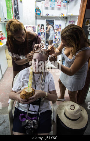 Touristen, die ihr Haar getan in Havanna Kuba Stockfoto