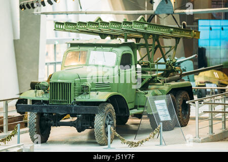 Minsk, Weißrussland. Ausstellung von Waffen und Ausrüstung In der belarussischen Museum des großen Vaterländischen Krieges. Katjuscha mehrere Raketenwerfer BM-13N auf ein Stockfoto