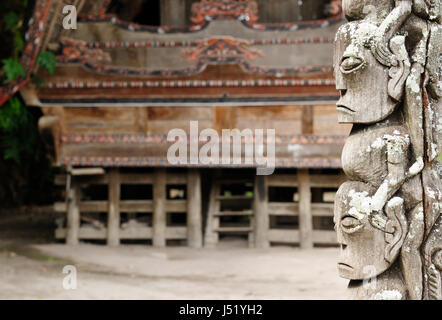 Batak carving Totem stehend in der Mitte des Dorfes im Bereich der Toba-See. Indonesien Stockfoto