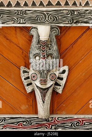 Batak carving Totem stehend in der Mitte des Dorfes im Bereich der Toba-See. Indonesien Stockfoto