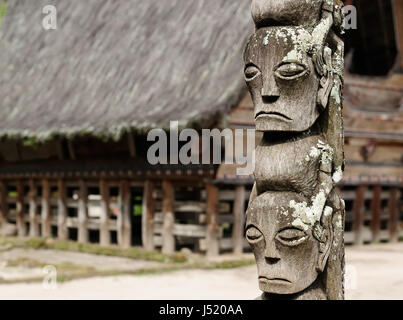 Batak carving Totem stehend in der Mitte des Dorfes im Bereich der Toba-See. Indonesien Stockfoto