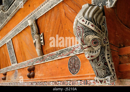 Batak carving Totem stehend in der Mitte des Dorfes im Bereich der Toba-See. Indonesien Stockfoto