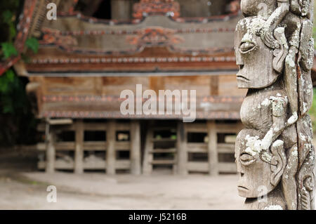 Batak carving Totem stehend in der Mitte des Dorfes im Bereich der Toba-See. Indonesien Stockfoto