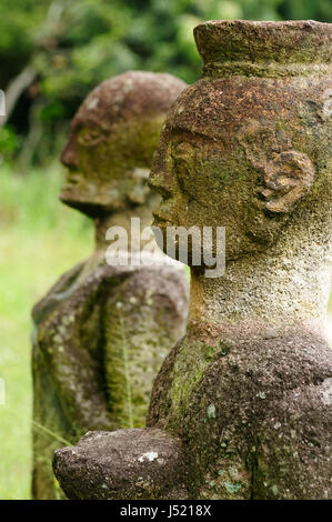 Batak carving-Statue in der Mitte des Dorfes im Bereich der Toba-See stehen. Indonesien Stockfoto