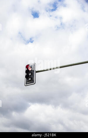 Bild der Ampel bei Rotlicht auf. Bewölkter Himmelshintergrund Stockfoto