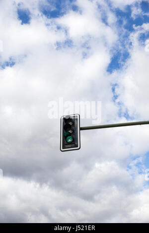 Bild der Ampel während grünes Licht auf. Bewölkter Himmelshintergrund Stockfoto