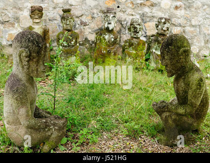 Batak carving-Statue in der Mitte des Dorfes im Bereich der Toba-See stehen. Indonesien Stockfoto