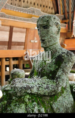 Batak carving-Statue in der Mitte des Dorfes im Bereich der Toba-See stehen. Indonesien Stockfoto