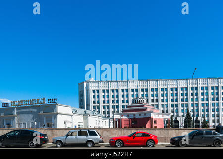 Moskau, Russland - 14. Mai 2017: Feature Filmtheater durch die Arbat-u-Bahnstation. Die Zeile des bunten Autos nach vorne. Stockfoto