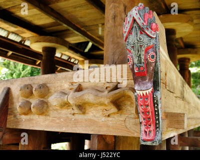 Batak carving Totem stehend in der Mitte des Dorfes im Bereich der Toba-See. Indonesien Stockfoto