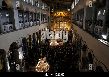 Das Innere des Heiligen Demetrius Kirche während einer Verherrlichung Zeremonie für den Patron Saint of Thessaloniki am 26. Oktober 2015. Stockfoto