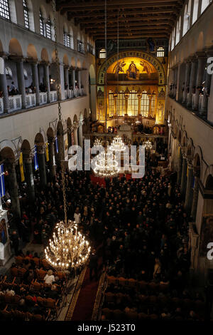 Das Innere des Heiligen Demetrius Kirche während einer Verherrlichung Zeremonie für den Patron Saint of Thessaloniki am 26. Oktober 2015. Stockfoto