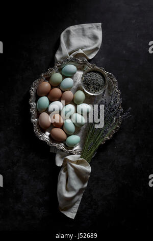 Bunten Eiern auf einem silbernen Tablett Stockfoto