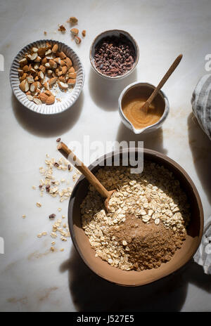 Zubereitung von Müsli-Mischung in einer Mable Kulisse in Draufsicht Stockfoto