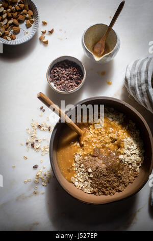 Zubereitung von Müsli-Mischung in einer Mable Kulisse in Draufsicht Stockfoto